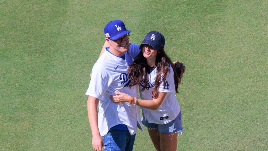 Jake Reiner und Romy Reiner ehren Rob Reiner mit dem First Pitch im Dodger Stadium
