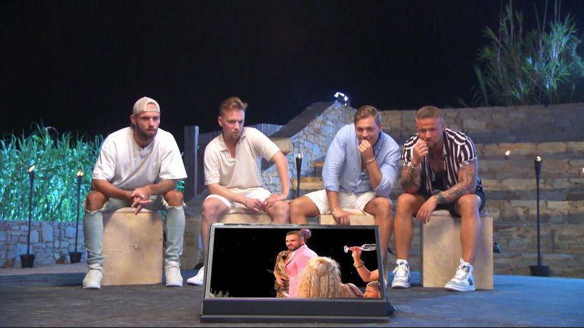 Jakub Jarecki, Udo Bönstrup, Henrik Stoltenberg und Juliano Fernandez beim Lagerfeuer