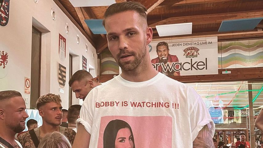 Neues Liebes-Indiz? Jakub trägt Kate-Merlan-Shirt auf Malle