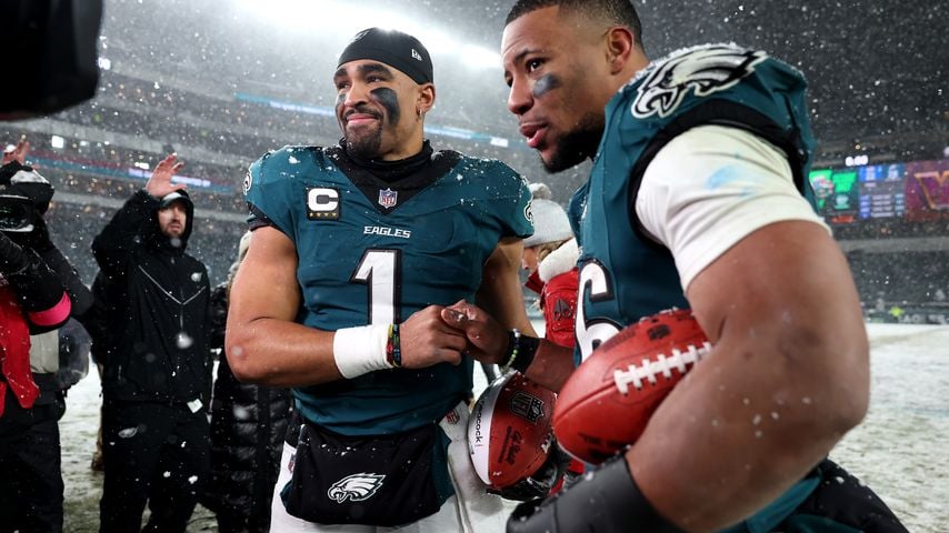 Jalen Hurts und Saquon Barkley beim Spiel der Philadelphia Eagles gegen die L.A. Rams, Januar 2025