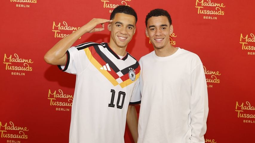 Jamal Musiala präsentiert seine Wachsfigur im Hotel Bayerischer Hof in München