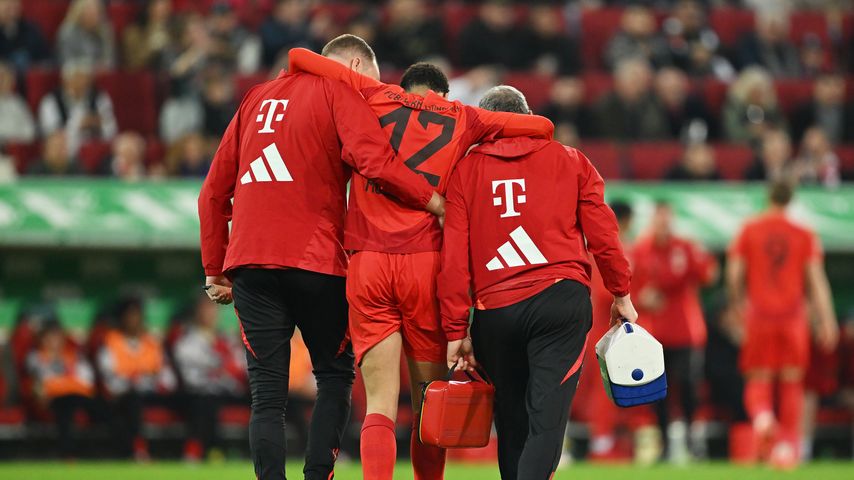 FC-Bayern-Spieler Jamal Musiala wird beim Spiel gegen den FC Augsburg vom Platz getragen