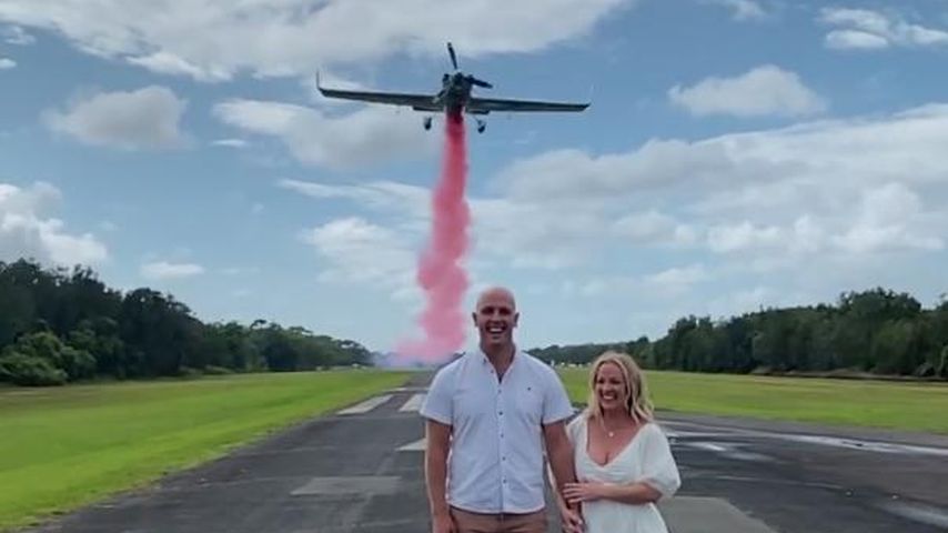 Mit Flugzeug: Schwangere Becky Miles enthüllt Babygeschlecht