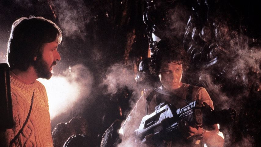 James Cameron gibt Sigourney Weaver am Set von "Aliens – Die Rückkehr" Regieanweisungen