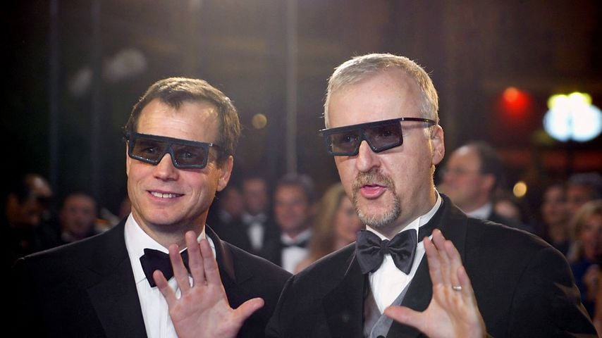 James Cameron und Bill Paxton mit 3D-Brillen vor der Vorführung von "Ghosts of the Abyss" bei den Filmfestspielen von Cannes 2003