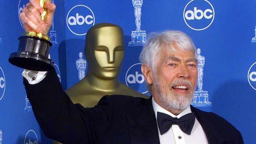 James Coburn jubelt mit seinem Oscar als Bester Nebendarsteller für "Affliction" bei den Academy Awards 1999 in Los Angeles