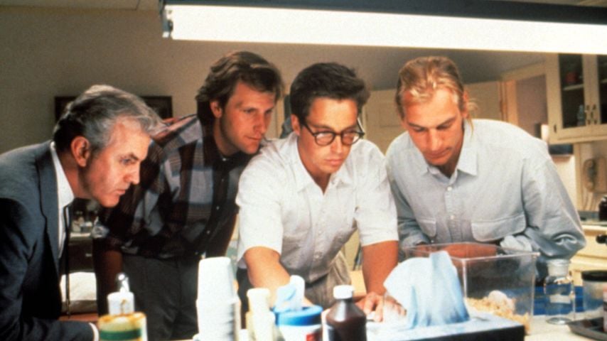James Handy, Jeff Daniels, Brian McNamara und Julian Sands in einer Szene aus "Arachnophobia" 1990