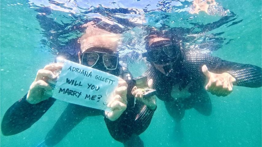 James Hetfield und Adriana Gillet bei ihrer Verlobung unter Wasser