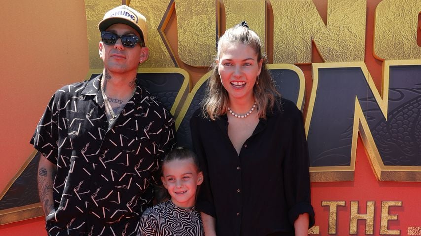 James Kirkham und Jessica Hart mit Wren und Baby-Rae bei der Premiere von "Kung Fu Panda: The Dragon Knight"