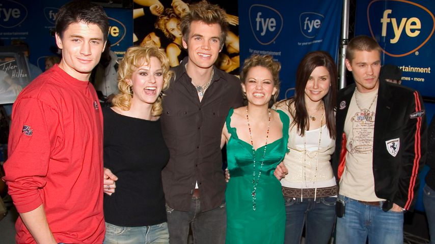 Der "One Tree Hill"-Cast posiert bei einer Signierstunde im FYE Music Store in New York