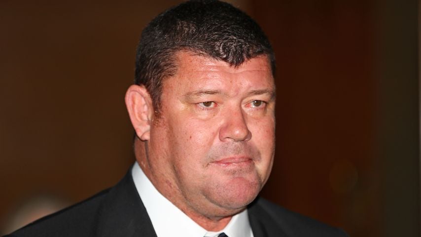 Person verlässt nach der Hauptversammlung von Crown Resorts in Melbourne das Gebäude