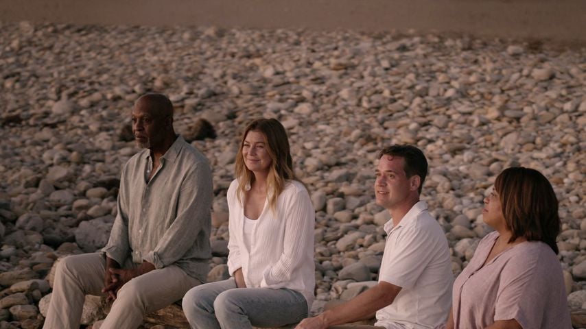 James Pickens Jr., Ellen Pompeo, T.R. Knight und Chandra Wilson in "Grey's Anatomy"