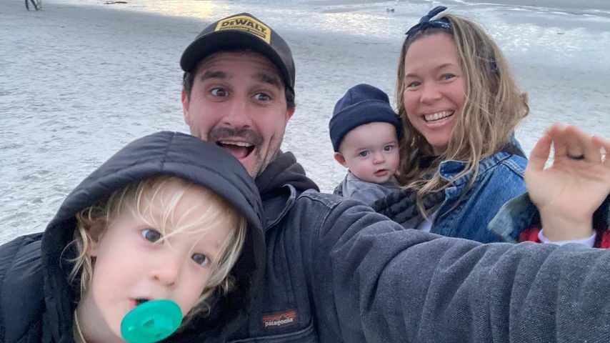 James Ransone und sein Frau Jamie mit ihren Kindern im Januar 2022