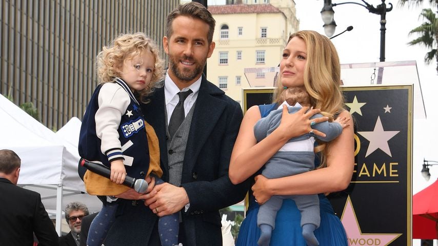 Ryan Reynolds und Blake Lively mit ihren Kindern am Hollywood Walk of Fame