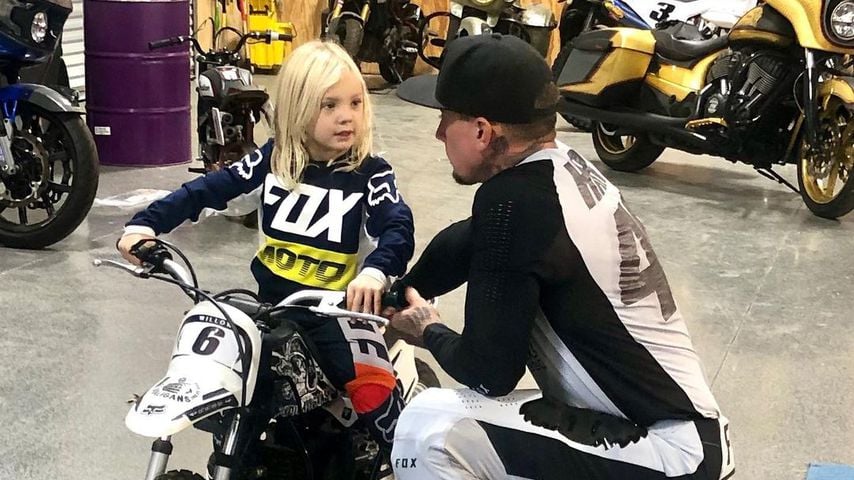 Pinks Sohn (3) fährt schon Motorrad – Papa Carey ist stolz!
