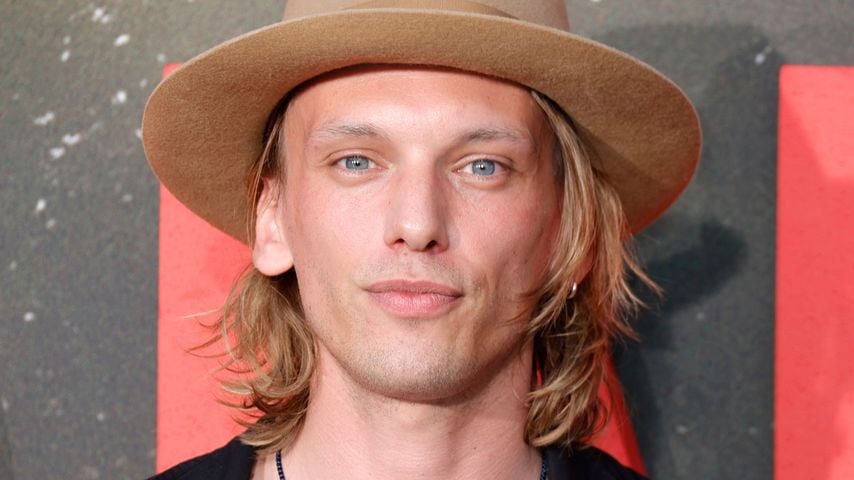 "Stranger Things"-Star Jamie Campbell Bower seit 2015 clean