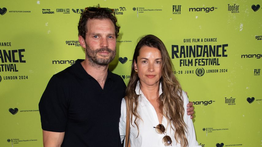 Selten: Jamie Dornan posiert mit seiner Frau auf Red Carpet