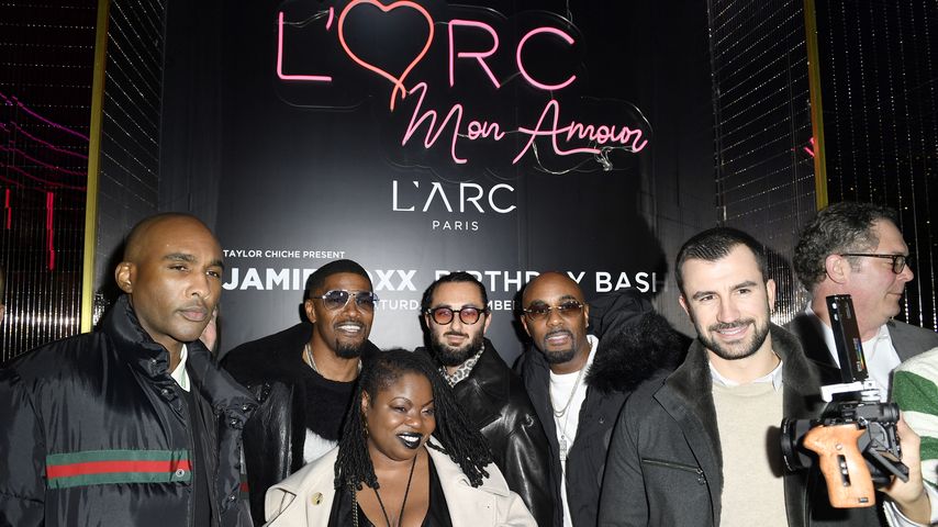 Jamie Foxx mit seinen Geburtstagsgästen im L'Arc Paris