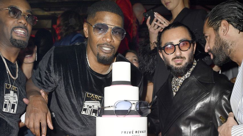 Jamie Foxx mit seinen Geburtstagsgästen und einer Torte im L'Arc Paris