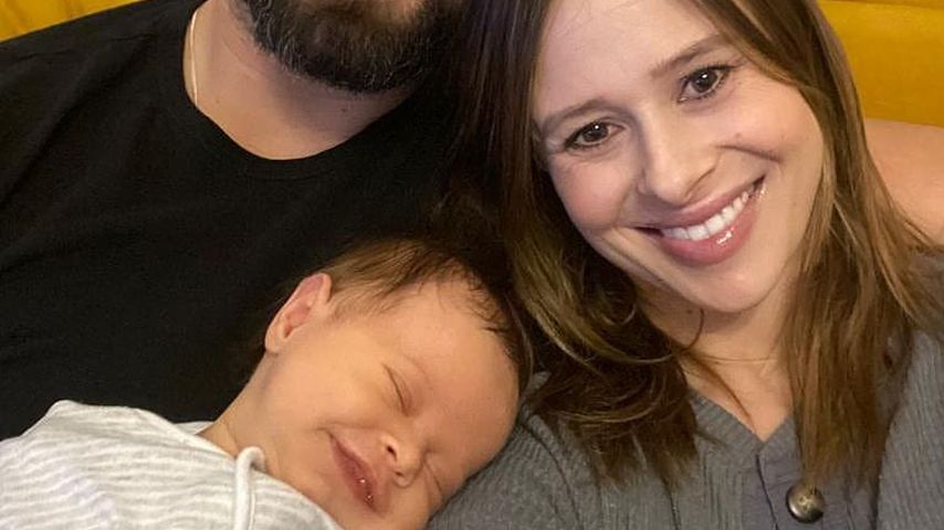 Süßes Family-Foto: Camilla Thurlows Baby grinst schon total