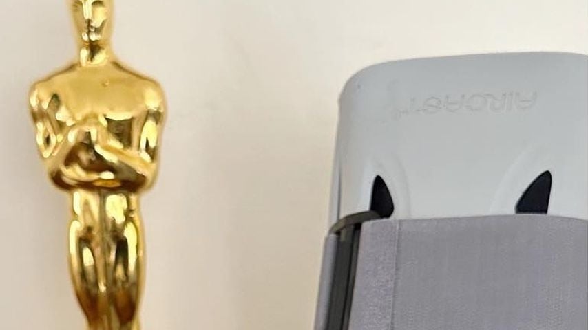 Jamie Lee Curtis' Bein in einem medizinischen Schuh