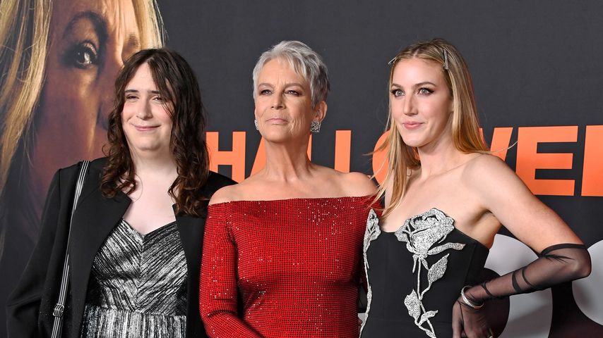 Jamie Lee Curtis mit ihren Töchtern auf der "Halloween Ends"-Premiere