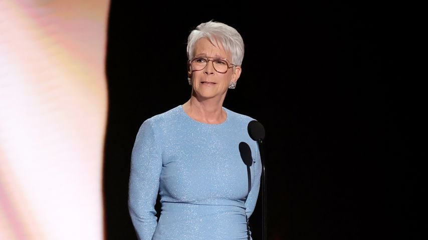 Jamie Lee Curtis auf der Bühne bei den 78. Emmy Awards im Peacock Theater in Los Angeles