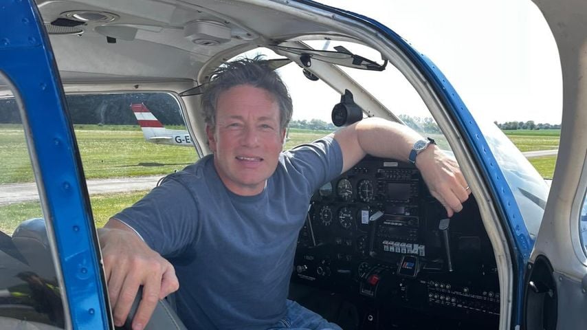 Jamie Oliver besteht Pilotenausbildung