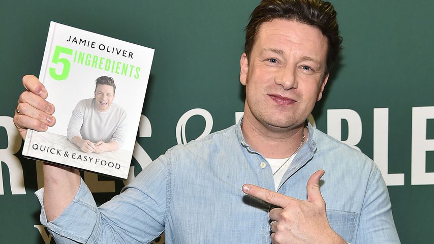 Jamie Oliver mit einem seiner zahlreichen Kochbücher