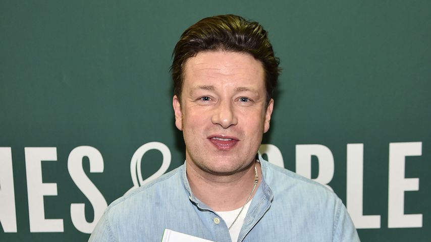 Jamie Oliver mit seinem Buch "5 Ingredients: Quick And Easy Food"