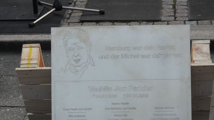 Jan Fedders Gedenktafel vor dem Hamburger Michel