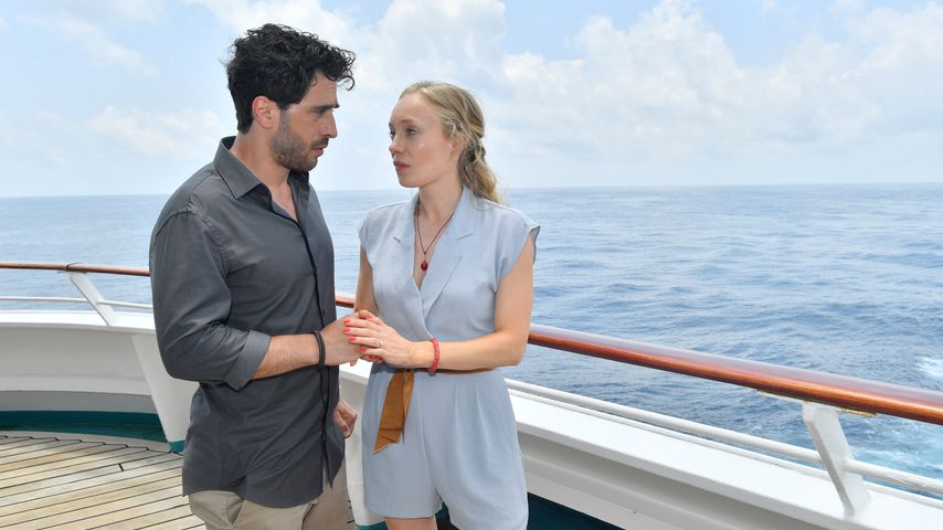Jan Kittmann und Katharina Heyer beim Dreh von "Das Traumschiff: Antigua"
