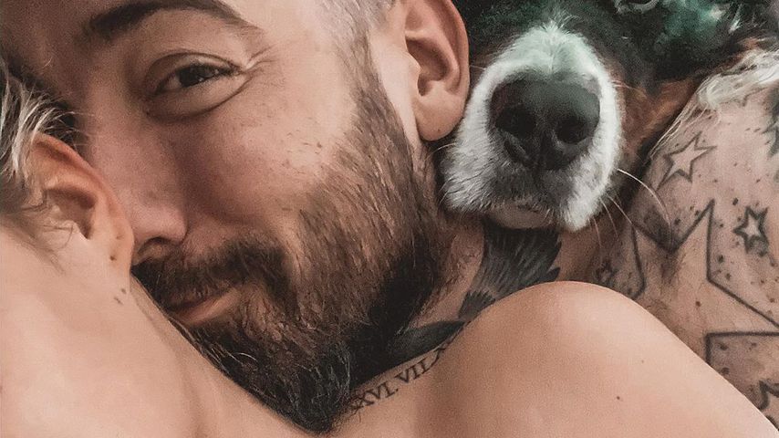 Jan Leyk mit seiner Freundin und Hund Bruno, Dezember 2019