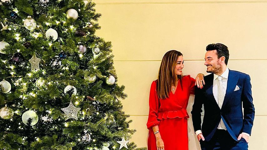Jana Ina und Giovanni Zarella vor ihrem Weihnachtsbaum