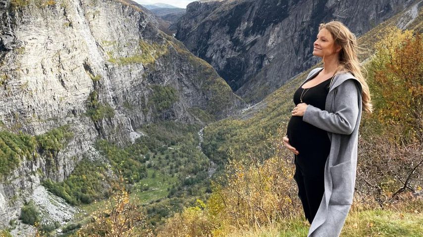 Jana Schölermann hält ihren Babybauch, September 2021