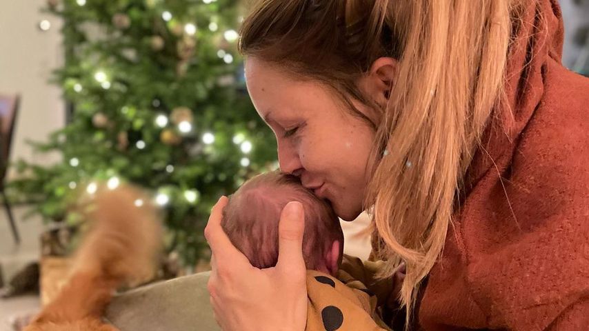 Süß! Hier küsst Jana Schölermann ihr Baby vor Christbaum