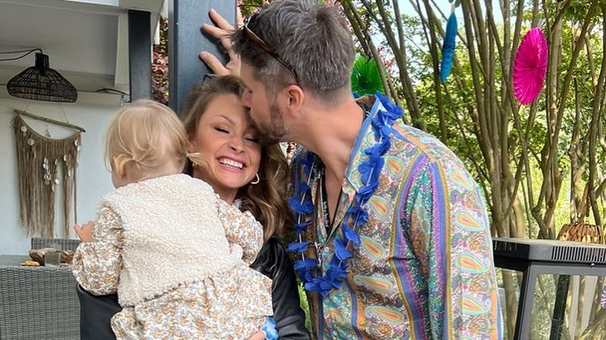 Jana und Thore Schölermann mit ihrer Tochter Ilvi