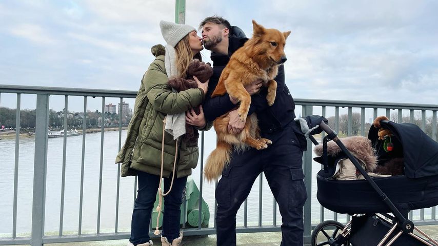 Jana und Thore Schölermann mit Töchterchen Ilvi und ihrem Hund