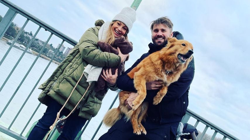 Jana und Thore Schölermann mit ihrem Kind und ihrem Hund