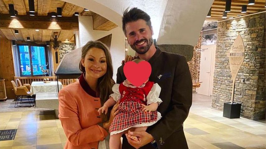 Jana und Thore Schölermann mit Tochter Ilvi