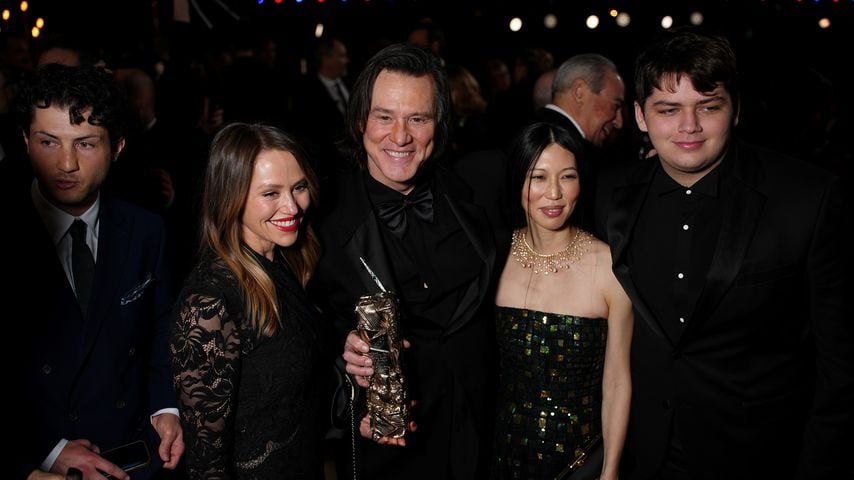 Jane Erin Carrey, Jim Carrey, Minzi und Riley Jackson bei den 51. César-Filmpreisen in Paris am L'Olympia