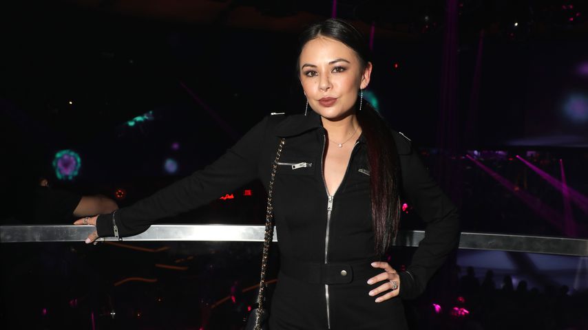 So fühlt sich "Pretty Little Liars"-Janel als Neu-Ehefrau