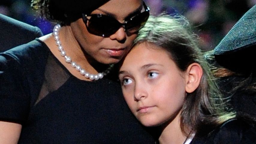 Janet Jackson und Paris Jackson bei einer Gedenkfeier für Michael Jackson im Juni 2009