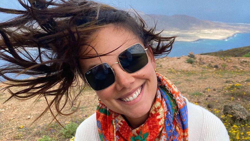 Völlig durch den Wind? Janina Uhse teilt Pic mit Sturmfrisur