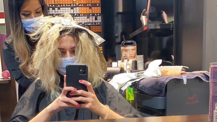 Janine Christin Wallat beim Frisör, 2020