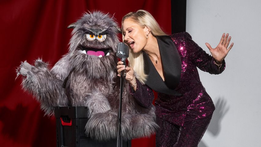 Janine Kunze mit Grummel-Puppe Werner Edel, "Pretty in Plüsch"-Teilnehmer