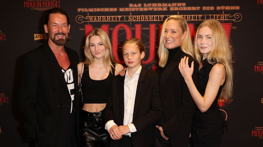 Janine Kunze und Dirk Budach mit ihren Kindern Lili, Lola und Luiz