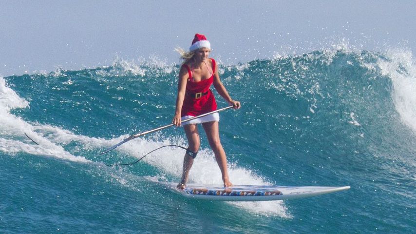Sexy Santa! Janni Kusmagk surft im Weihnachts-Minidress