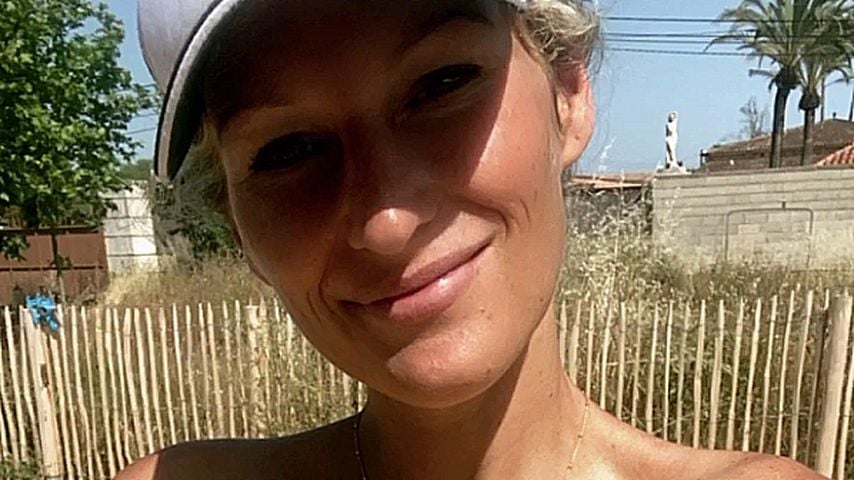 Komplett hüllenlos am Pool: Janni Kusmagk macht die Britney