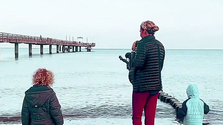 Janni Kusmagk mit ihren Kids an der Ostsee
